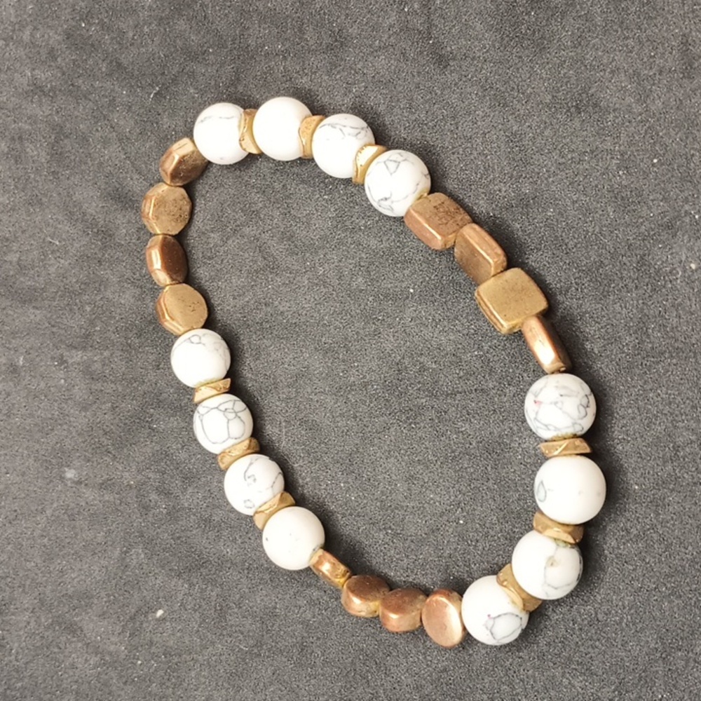 White stone gold tone beaded stretch bracelet